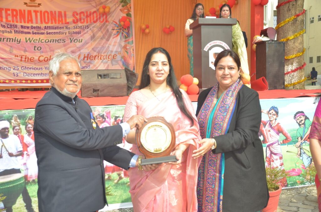 IAS Rajeswari B being felicitated at The Color of Jharkhand programme by Dr. Majid Alam, Chairman, Ideal International School, along with Dr. Sumbul Alam, Director. The moment reflected leadership, inspiration, and commitment to public service. An honour that truly celebrated dedication and excellence.